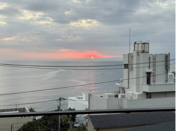 日没直後。毎日変わるピクチャーウィンドウの様です。