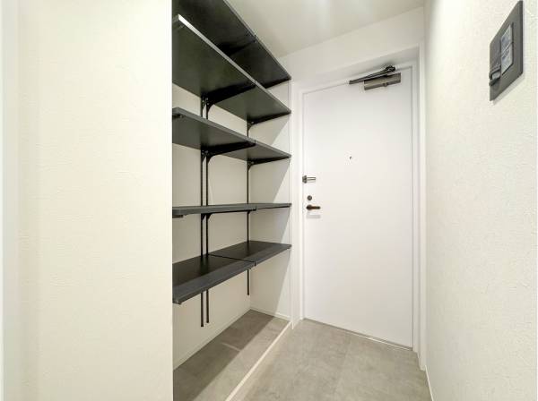 シームレスな棚収納にすることで玄関に開放感を与えます