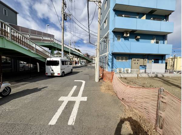 敷地を出てすぐに県道30号線へアクセスでき、日々の移動やお出かけに便利