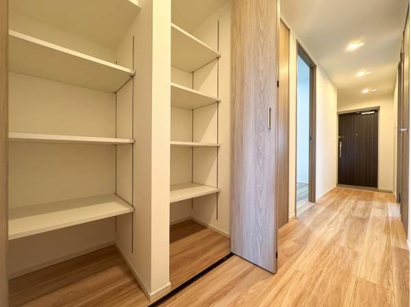 廊下に並ぶこの大収納は嬉しいですね！