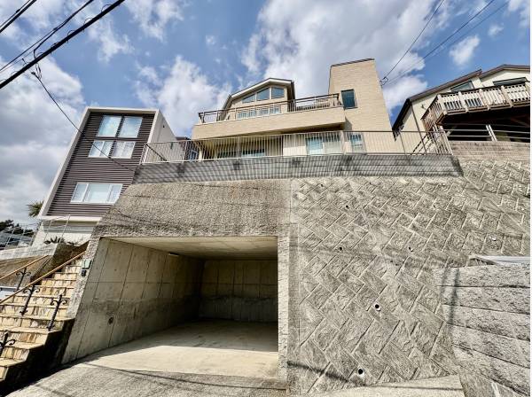 地下車庫には車を2台停められます。