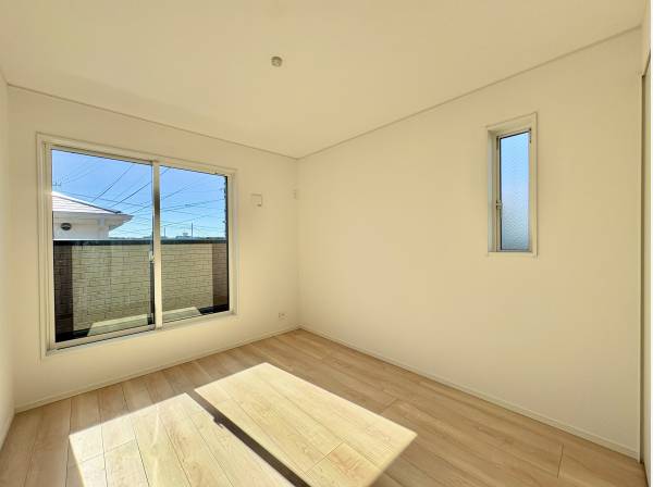 大きな窓があることにより開放的な空間になります。