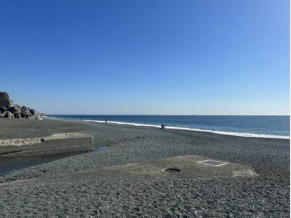 広い砂浜、真っ青な海が待っています(約60ｍ)
