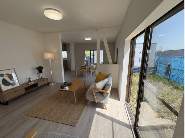 リビングとダイニングから庭に出られますよ！