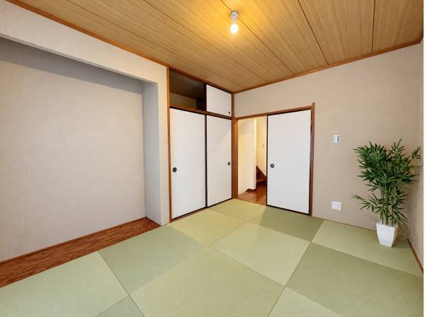 畳の柔らかな肌触りと木目の天井に心が和む、収納を備えたくつろぎの和室。