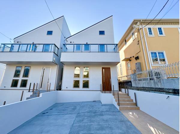 閑静な住宅に佇む白基調の住宅です