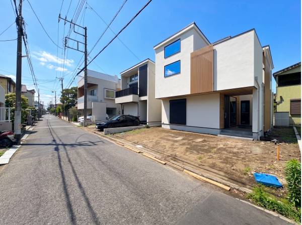 カースペース２台、前面道路にゆとりがあり駐車もスムーズにできます！