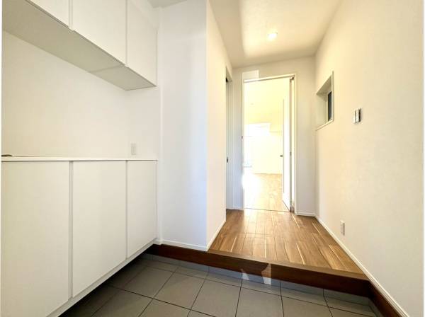 清潔感のある玄関。大型の収納で片付けも楽。