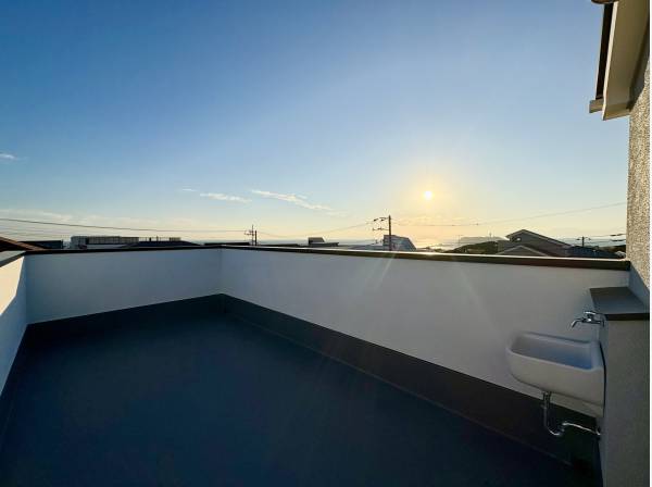 ルーフバルコニーからの眺望は遮蔽物がなく開放的です
