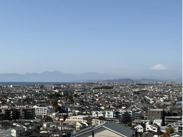 弧を描く相模湾、そして雄大な富士山を望む眺めが日常に


