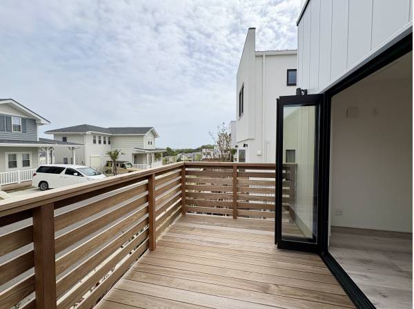 ウッドデッキで夜風に当たりながらリラックスはいかがでしょう