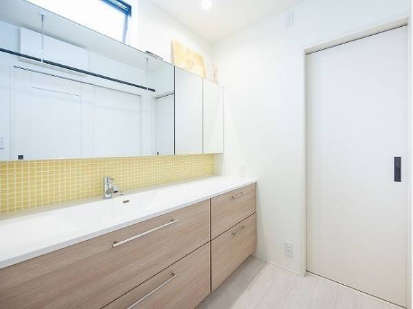 家族みんなが並んで使えるほどのゆとりがある大きな洗面化粧台