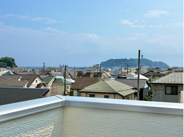 南に視線を向けると江の島が見えます