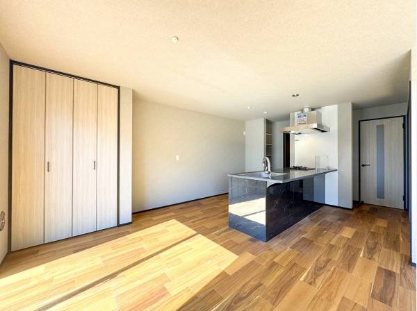 光溢れるダイニングキッチンは魅力的な回遊動線が日常をスムーズに