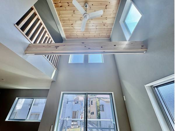 リビングの上には吹き抜けとなっており開放感があり、かつ明るいです！