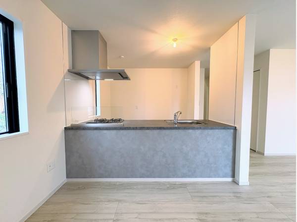 グレーを基調とした、開放感あるオープンキッチン