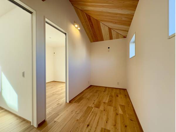 2階に上がれば、広々としたフリースペース