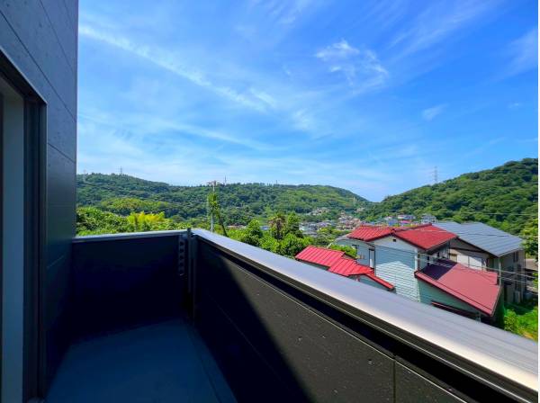 バルコニーからはこの眺め！大楠山の間からは海を遠望いたします！