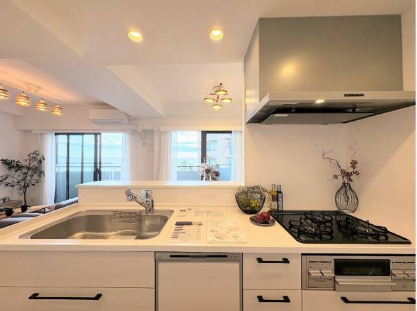 キッチンに立っても海を望むことができます