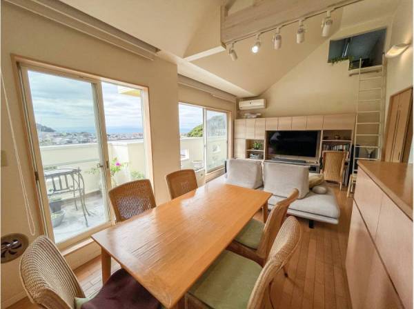 海を望むリビング