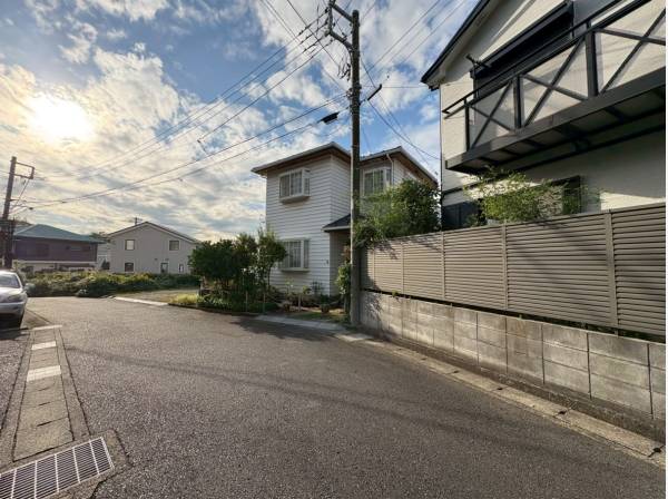 面している通りも広々としており、車も安心ですね