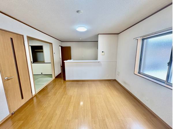 キッチンの隣には和室もあります。
