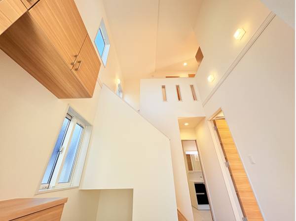 吹き抜けで開放的な玄関ホール