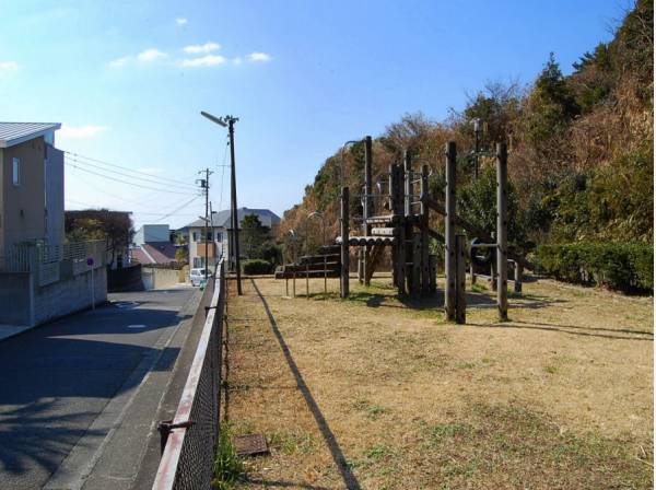 七里ガ浜東二丁目公園まで徒歩9分（約650m）