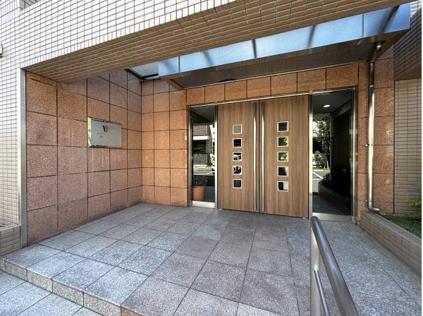 住まう人へ思いやりを込めた緩やかなスロープ付きエントランス