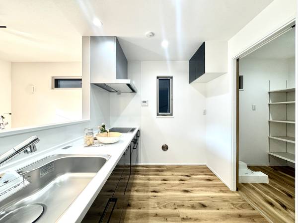 キッチンスペースの裏手にはパントリーを完備