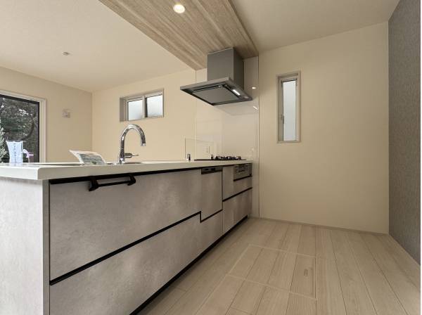 海辺の朝食が似合う、光あふれる対面式キッチン