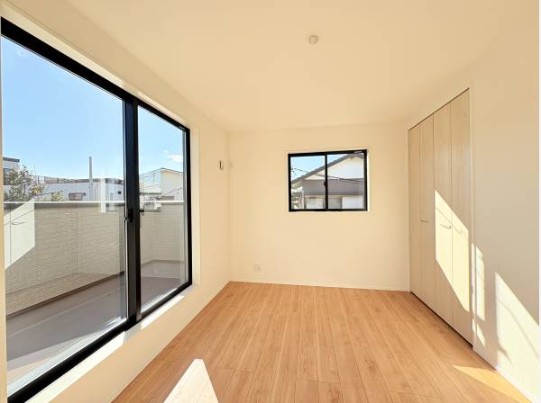 南向きの明るい主寝室６．６４帖