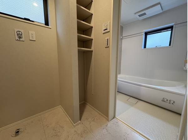 洗面上には収納スペースがありますよ。