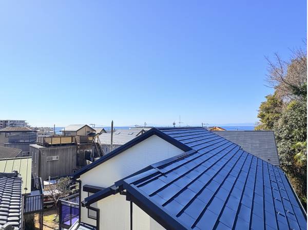 海も屋根越しに見えちゃいます。