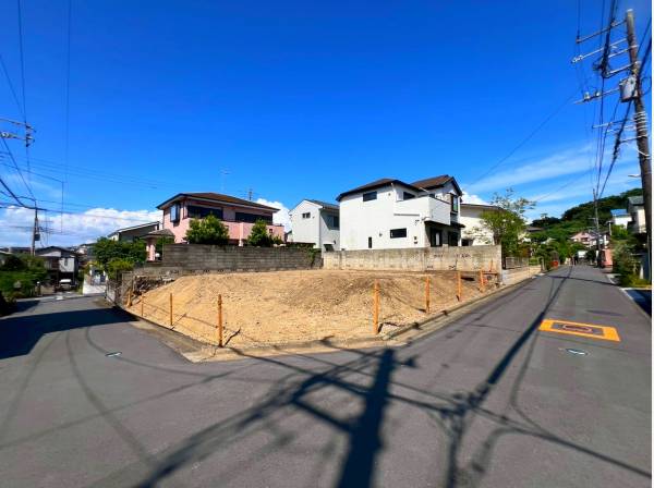 閑静な住宅街の角地にございます