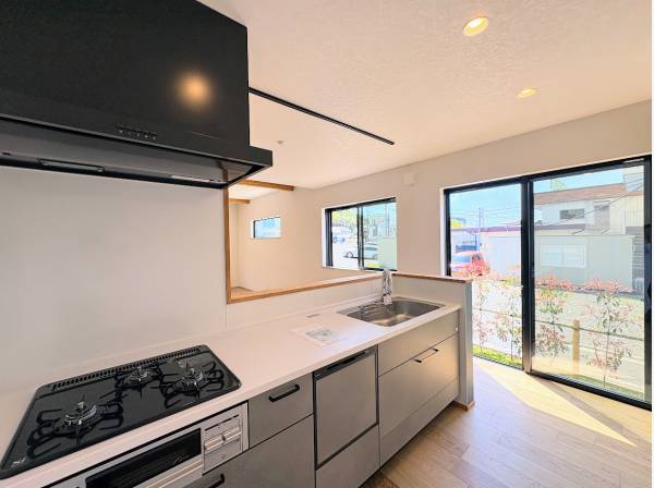 お洒落な対面式キッチン