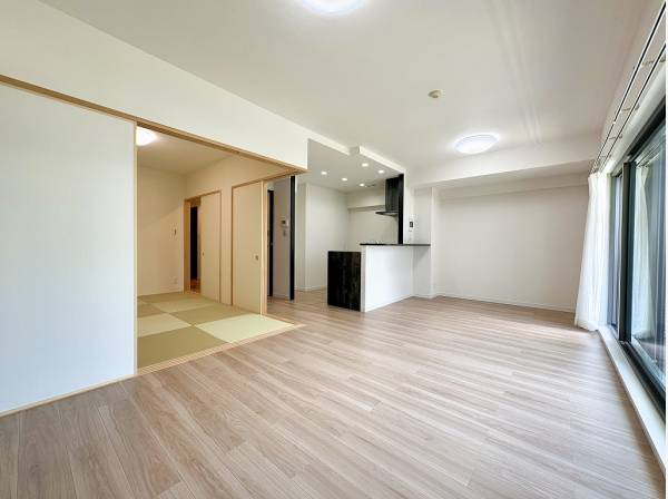 室内はフルリノベーションされ、爽やかに生まれ変わっています