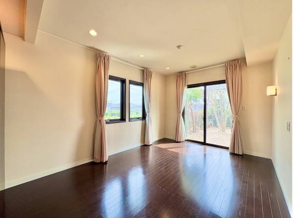 １１帖の居室はゆったりとし、採光も十分で明るい空間です