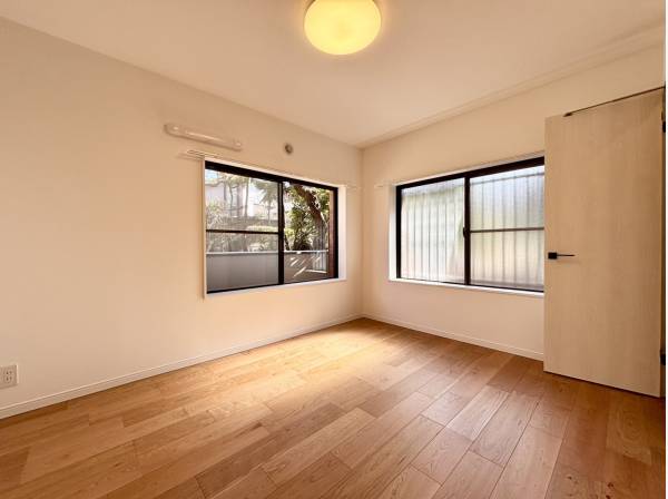 二面採光で陽当たり良好な洋室