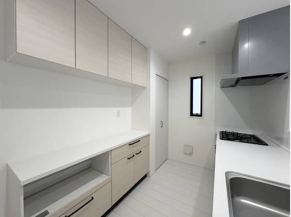 キッチン収納も豊富に完備