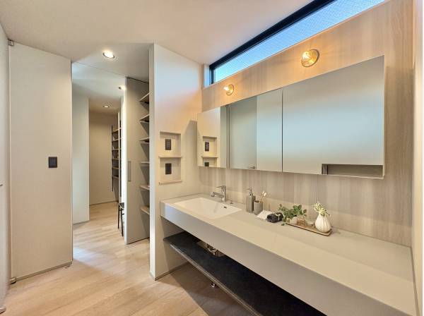 毎日使う場所だから、機能的で使いやすさに配慮したパウダールーム