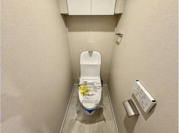 シンプルで清潔感のある新規交換済みのトイレ