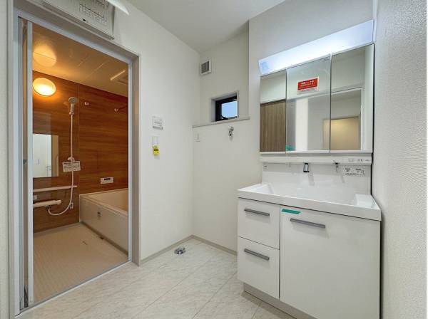 洗面室、浴室。