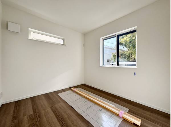 2つの洋室と1つのサービスルームがございます