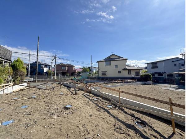 低層住宅が建ち並ぶ空を広く感じる住環境が魅力的