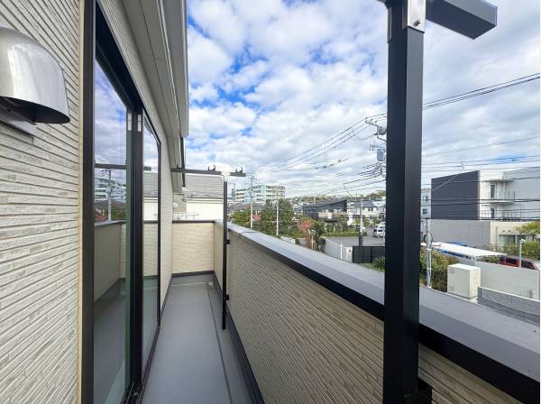 大きな寝具ののびのび干せそうな広いバルコニー