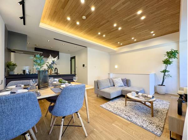 天井高約２．６ｍと開放感のあるリビングはそのままお庭へ繋がります