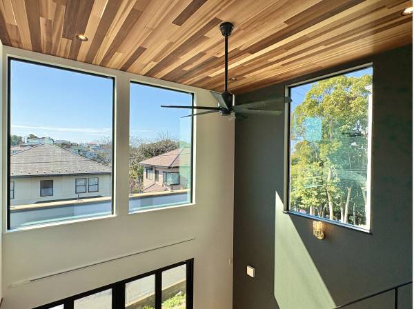 周りの自然をそのまま味わえる大きな窓