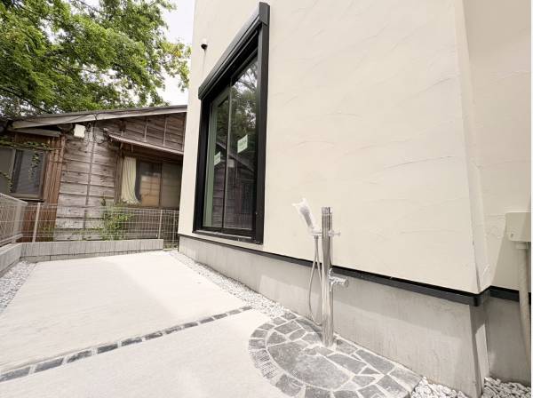 お散歩終わりに、ペットの足が洗える屋外シャワー