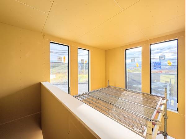 上部吹き抜けで採光、開放感がございます。